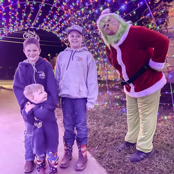 Hi there! I’m Britni! Welcome to my closet! 🥰 - Picture 4 of 4